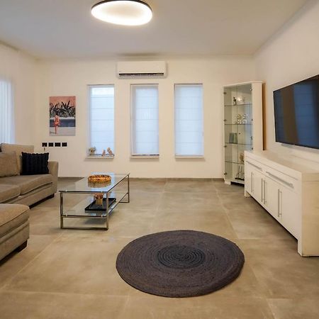וילה רוני בריכה מחוממת Villa Roni Heated Pool เอลัต ภายนอก รูปภาพ