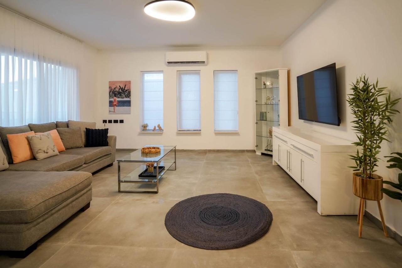 וילה רוני בריכה מחוממת Villa Roni Heated Pool เอลัต ภายนอก รูปภาพ