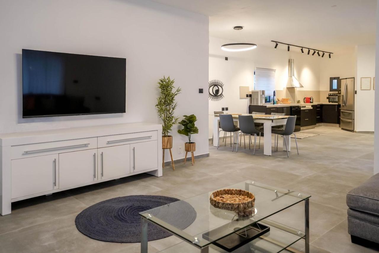 וילה רוני בריכה מחוממת Villa Roni Heated Pool เอลัต ภายนอก รูปภาพ