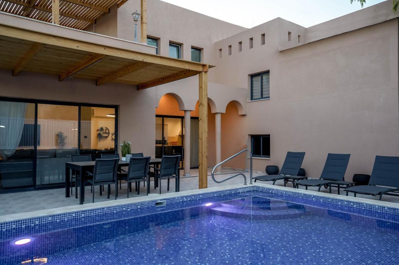 וילה רוני בריכה מחוממת Villa Roni Heated Pool เอลัต ภายนอก รูปภาพ